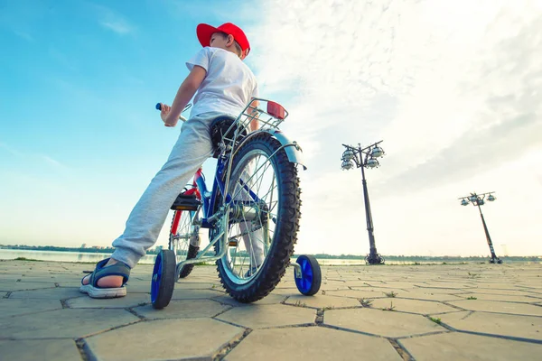 Rapaz Monta Uma Bicicleta Beira Mar — Fotografia de Stock