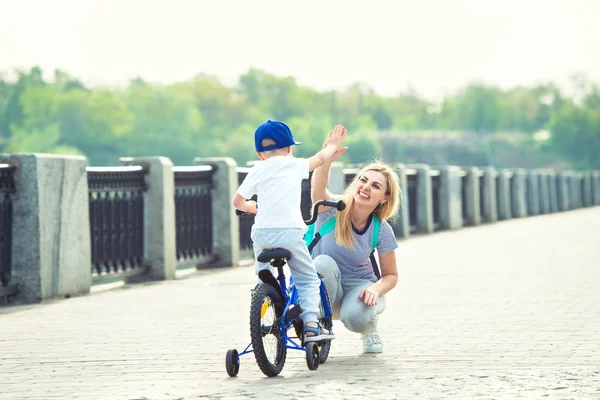 Mère Apprend Son Petit Fils Faire Vélo — Photo