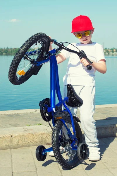 Niño Monta Una Bicicleta Paseo Marítimo — Foto de Stock