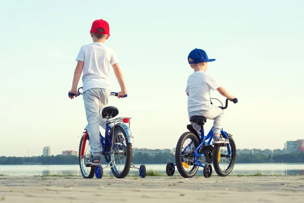 Deux Frères Font Vélo Sur Front Mer — Photo