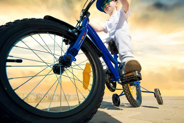 Menino Está Montando Uma Bicicleta Biciclista Veloz — Fotografia de Stock