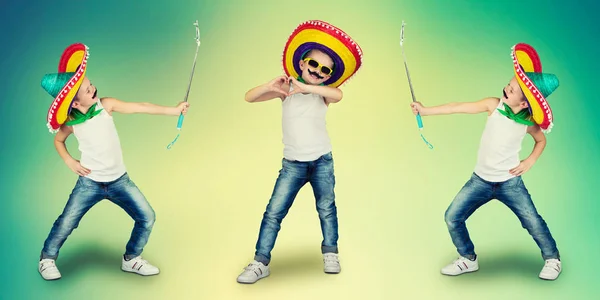 Ollage Funny Chico Con Bigote Falso Sombrero Mexicano —  Fotos de Stock