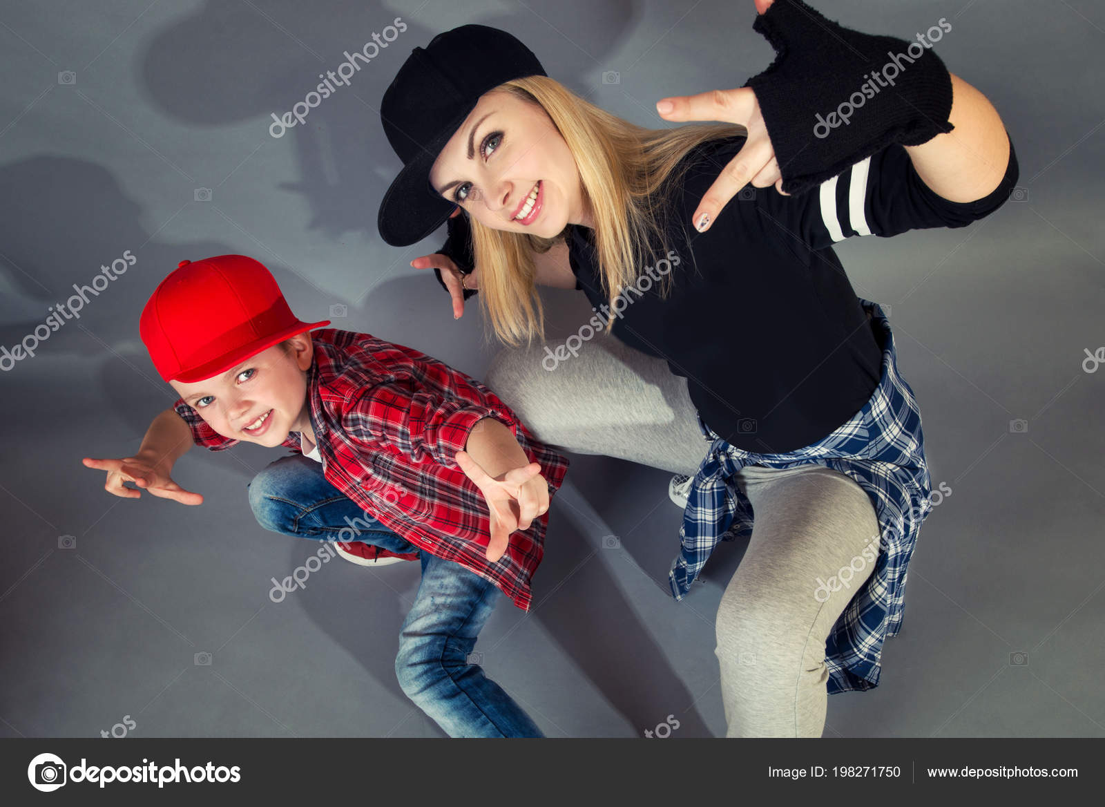 Танец мамы и сына на свадьбе. Сын танцы. Сын сын танец. Фотосессия в стиле хип хоп мать и сын. Отец танцует с сыном.