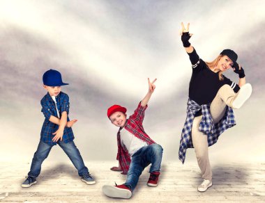 Anne ve iki oğlu dans hip-hop. Kentsel yaşam tarzı. Hip-hop üretimi.