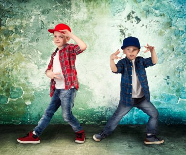 İki kardeş hip-hop dans. Havalı çocuklar.