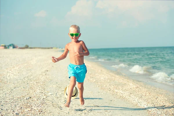 Chico Está Corriendo Por Playa Unas Felices Vacaciones Verano — Foto de Stock