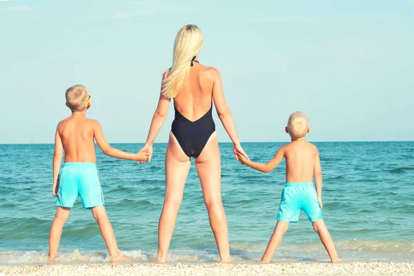 Madre Dos Hijos Están Parados Arena Mirando Mar Vacaciones Verano — Foto de Stock