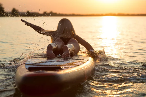 Junge Sexy Frau Schwimmt Auf Paddelbrett Wassersport Aktiver Lebensstil — Stockfoto