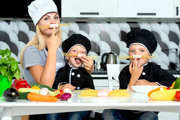 Family Cooks Mother Children Prepares Spaghetti Kitchen — Stock Photo, Image