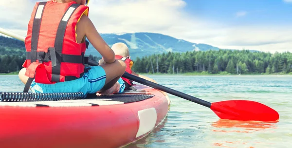 Zwei Brüder Schwimmen Auf Stand Paddle Brett Wassersport Aktiver Lebensstil — Stockfoto