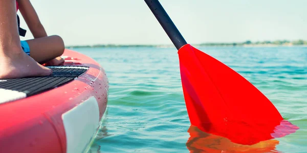 Dois Irmãos Nadando Stand Paddle Board Esportes Aquáticos Estilo Vida — Fotografia de Stock