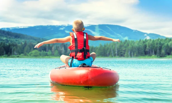 Junge Schwimmt Auf Stand Paddle Brett Wassersport Aktiver Lebensstil — Stockfoto