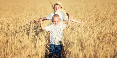 İki kardeş etrafında buğday alanı çalıştırın.