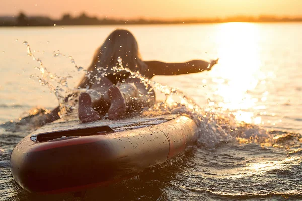 Junge Sexy Frau Schwimmt Auf Paddelbrett Wassersport Aktiver Lebensstil — Stockfoto