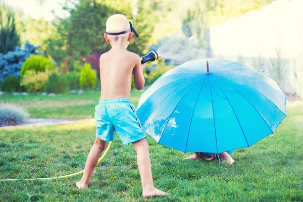 Two Brothers Play Summer Hot Day Garden Children Splashing Garden — Stock Photo, Image