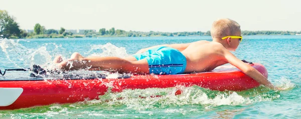 Chłopiec Pływanie Stand Paddle Board Water Sportowe Aktywny Styl Życia — Zdjęcie stockowe