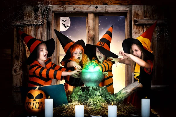 Halloween Çocuk Cadı Kabak Büyü Kitabı Ile Kazan Iksiri Pişirme — Stok fotoğraf