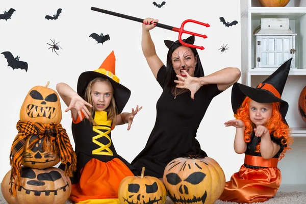 Mamma Med Två Döttrar Fira Halloween — Stockfoto