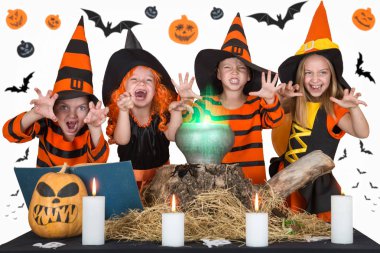 Halloween.The çocuk cadı ve kabak ve büyü kitabı ile kazan iksiri pişirme.