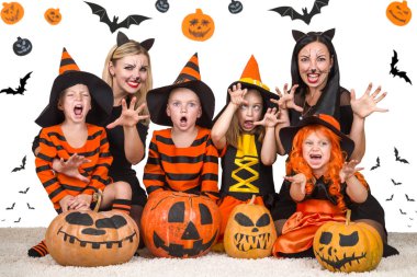 Cadılar Bayramı kutlama anneler çocuklarla.