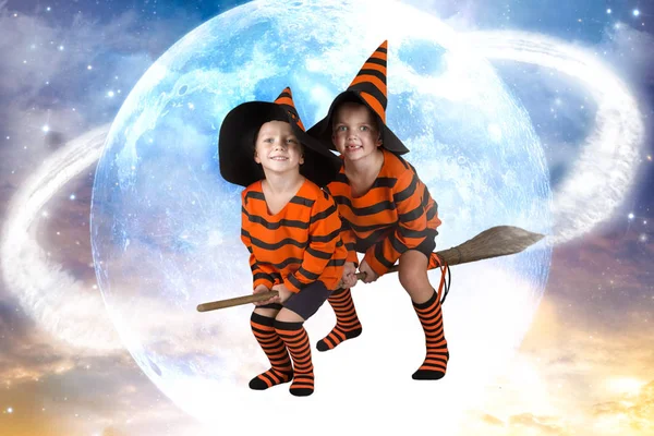 少年魔法使いの Halloween Two ほうきで空を飛ぶ ハロウィーンの衣装の美しい子供たち — ストック写真