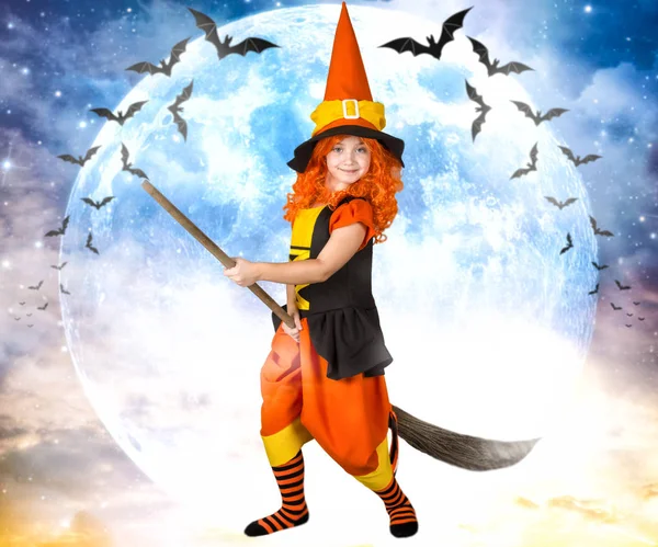 Halloween Little Lány Jelmez Boszorkány Repül Seprű Égen — Stock Fotó