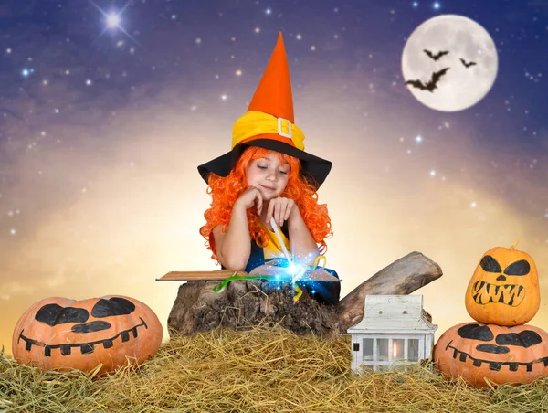 Halloween Küçük Cadı Çocuk Okur Büyücü Kitapta Büyü — Stok fotoğraf