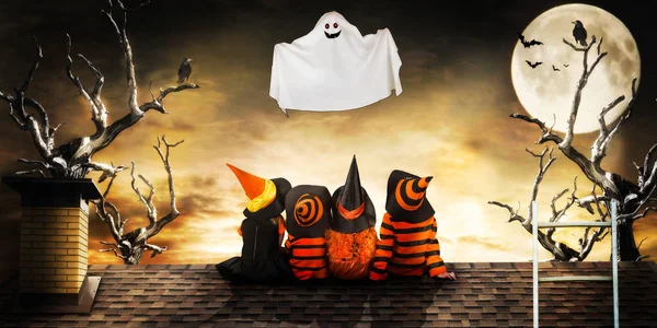 Halloween Children Kostümleri Cadılar Sihirbazı Gece Uçan Hayalet Çatı Bakmak — Stok fotoğraf