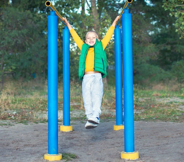 Niño Atleta Haciendo Pull Ups Active Estilo Vida Niño Realiza — Foto de Stock