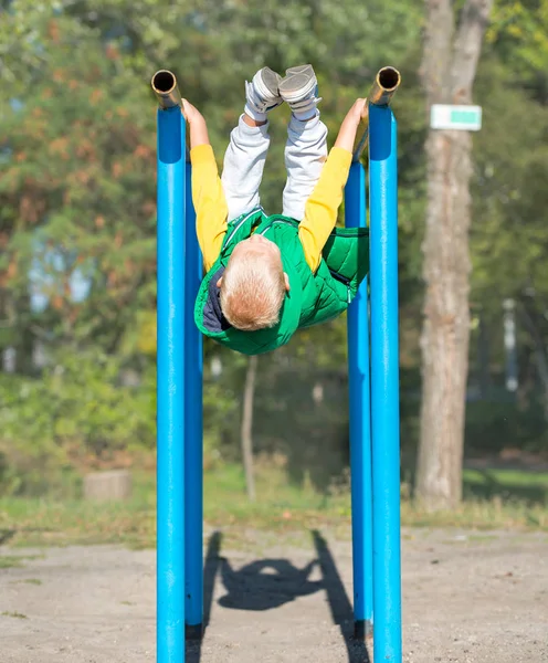 Niño Atleta Haciendo Pull Ups Active Estilo Vida Niño Realiza — Foto de Stock