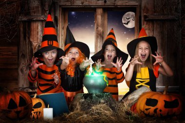 Halloween.The çocuk cadı ve kabak ve büyü kitabı ile kazan iksiri pişirme.