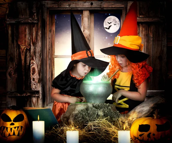 Хэллоуин Две Сестры Маленькие Ведьмы Готовят Зелье Котле Тыквой Книгой — стоковое фото