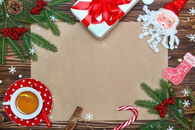 Noel arka plan. Xmas şenlikli kart, mektup için Santa.Top görünümü. Kraft kağıt, tatilden selamlar. Yeni yıl, tatil kavramı.