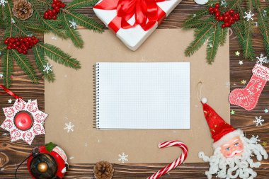 Noel arka plan. Xmas şenlikli kart, mektup için Santa.Top görünümü. Kraft kağıt, tatilden selamlar. Yeni yıl, tatil kavramı.