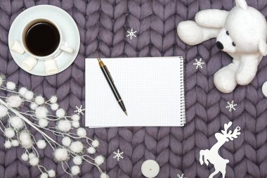 Yün Battaniye üzerinde Noel dekor. Bir fincan sıcak kahve marshmallow ile. Noel kartı. Yeni yıl, tatil kavramı.