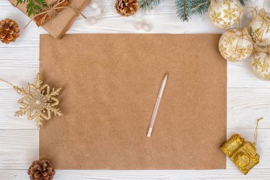 Noel arka plan. Kraft kağıt kopya alanı tatilden Selamlar, fotoğraf ve metin için. Xmas şenlikli kart, mektup için Santa.Top görünümü. Yeni yıl, tatil kavramı.