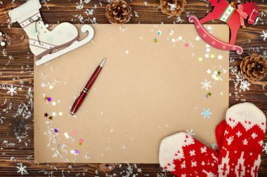 Noel arka plan. Kraft kağıt kopya alanı tatilden Selamlar, fotoğraf ve metin için. Xmas şenlikli kart, mektup için Santa.Top görünümü. Yeni yıl kış tatil kavramı.