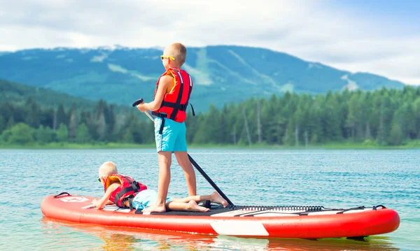 Dois Irmãos Nadando Stand Paddle Board Esportes Aquáticos Estilo Vida — Fotografia de Stock