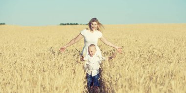 Anne ve küçük oğlu buğday alanı çalışan.