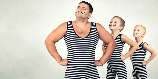 Familia Hombre Fuerte Padre Dos Hijos Traje Vintage Los Atletas —  Fotos de Stock