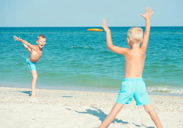 Brothers Play Frisbee Beach Summer Holidays — Stock Photo, Image