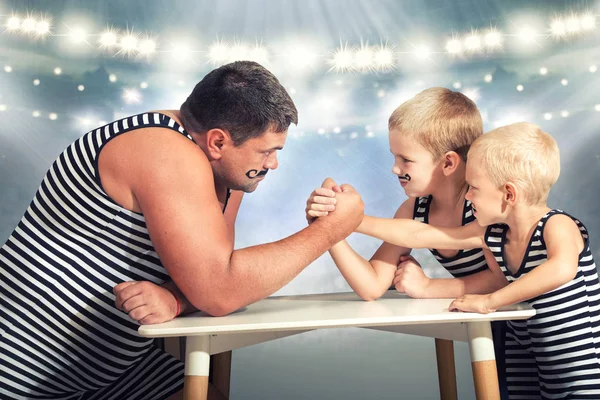 Rodzina Strongman Ojciec Dwóch Synów Vintage Costume Sportowców Konkurować Armwrestlingu — Zdjęcie stockowe