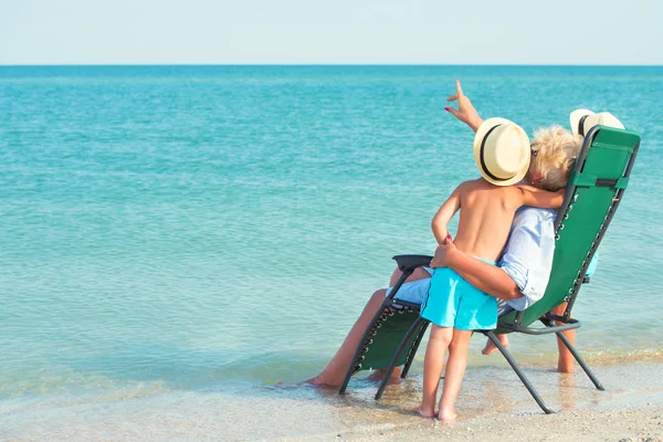 Netos Com Avó Estão Descansando Olhando Para Mar Férias Verão — Fotografia de Stock