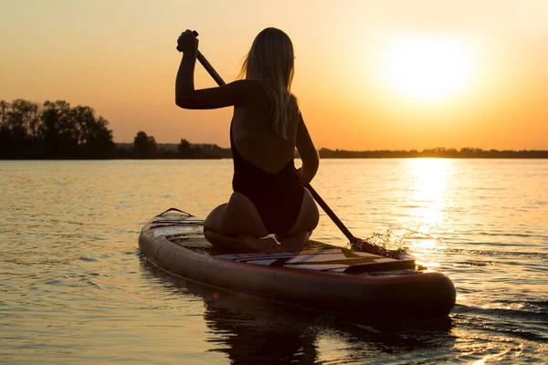 Jovem Mulher Sexy Nadando Stand Paddle Board Water Esportes Estilo — Fotografia de Stock