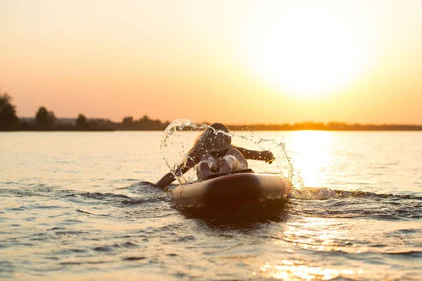 Młoda Seksowna Kobieta Pływająca Desce Wiosłowej Sporty Wodne Aktywny Tryb — Zdjęcie stockowe