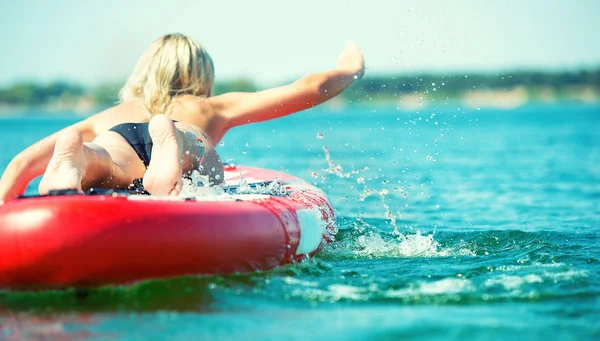 Junge Sexy Frau Schwimmt Auf Paddelbrett Wassersport Aktiver Lebensstil — Stockfoto