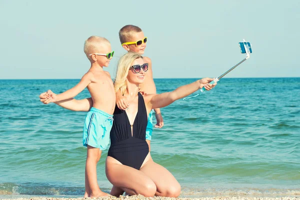 Madre Hijos Descansan Mar Hacen Una Selfie Playa —  Fotos de Stock