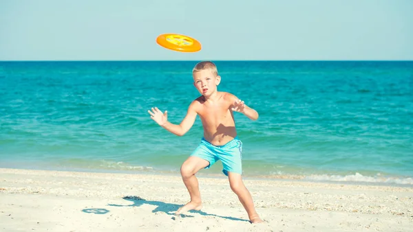 Niño Está Jugando Con Frisbee Playa — Foto de Stock