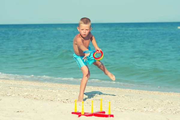 Boy Playing Game Throwing Rings Beach — Stock Photo, Image
