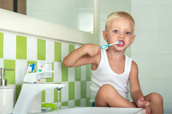 Маленький Мальчик Чистит Зубы Ванной Комнате Начало Нового Дня — стоковое фото